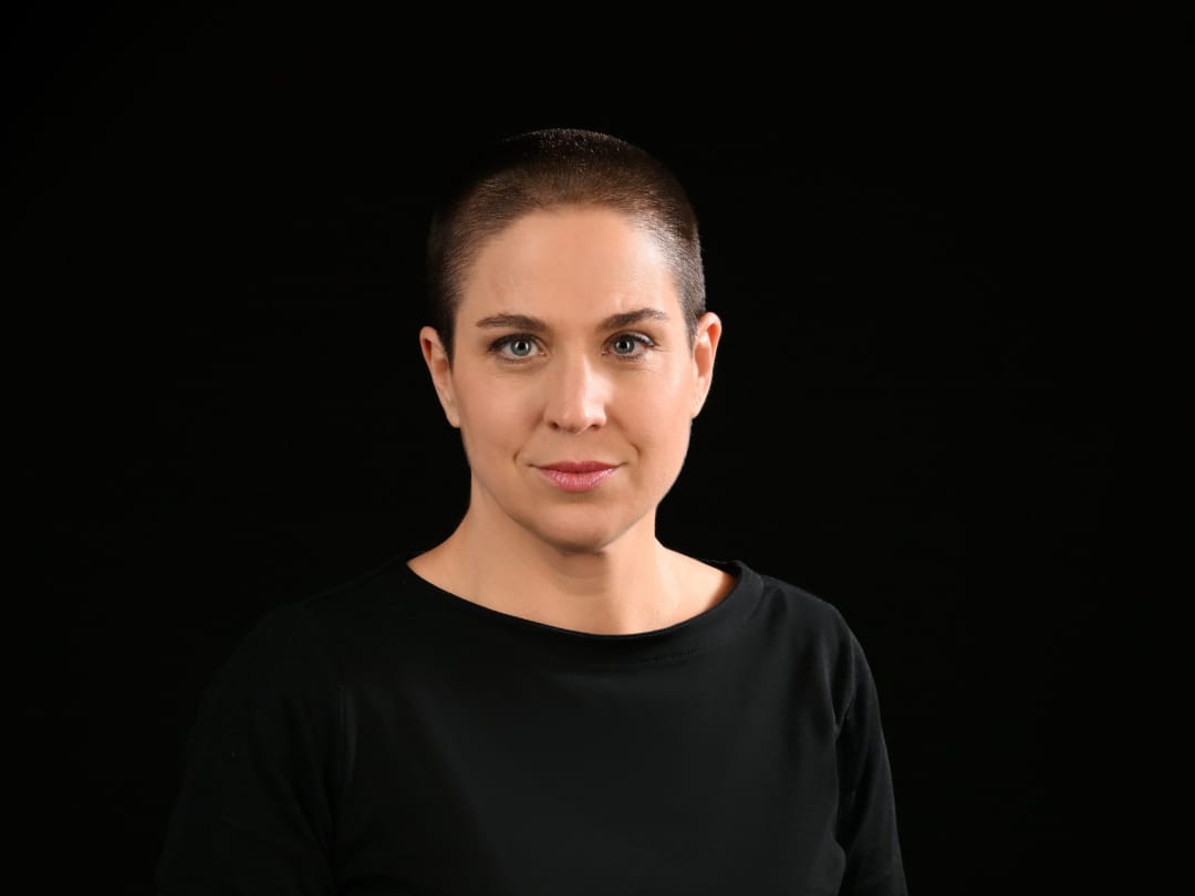 Rebekka Thommen, Coach für Stress- und Emotionsmanagement. Das Bild symbolisiert die Kraft der Selbstreflexion und den Umgang mit unterdrückter Wut, ein zentrales Thema des Transformationsprogramms.