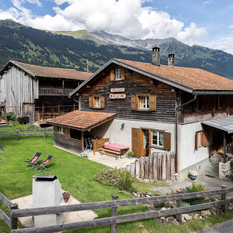 Charmantes Alpenchalet inmitten einer idyllischen Berglandschaft, ein Ort der Ruhe und Inspiration während des Selbstliebe-Retreats.